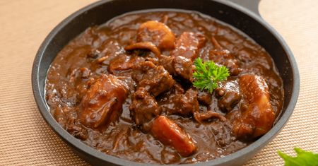 Jesienią często gotuję ten rozgrzewający gulasz. Mięso dosłownie rozpływa się w ustach