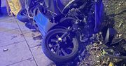 Warszawa: Motocyklista przeciął cztery pasy ruchu i wbił się w auto