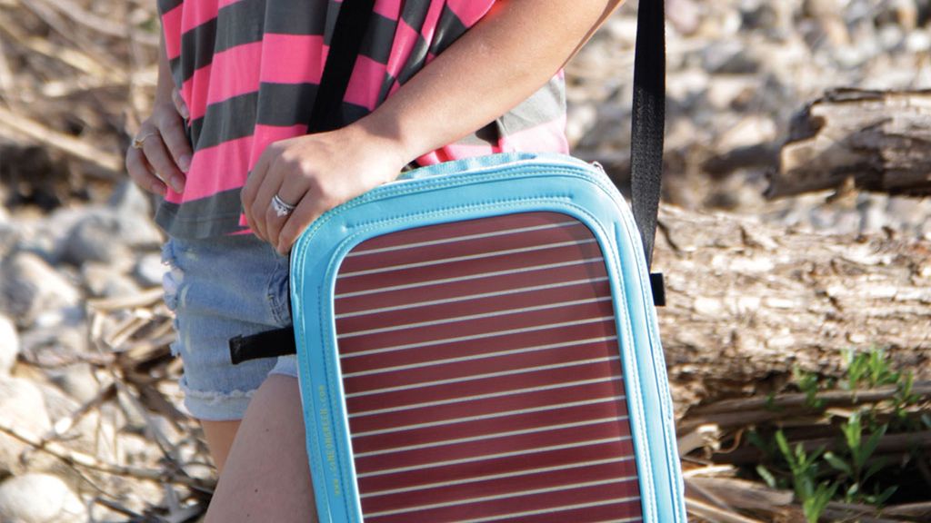 Zamień ulubioną torbę w ładowarkę do telefonu 1