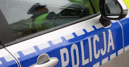 Wypadek autobusu na autostradzie. Pojazd dachował