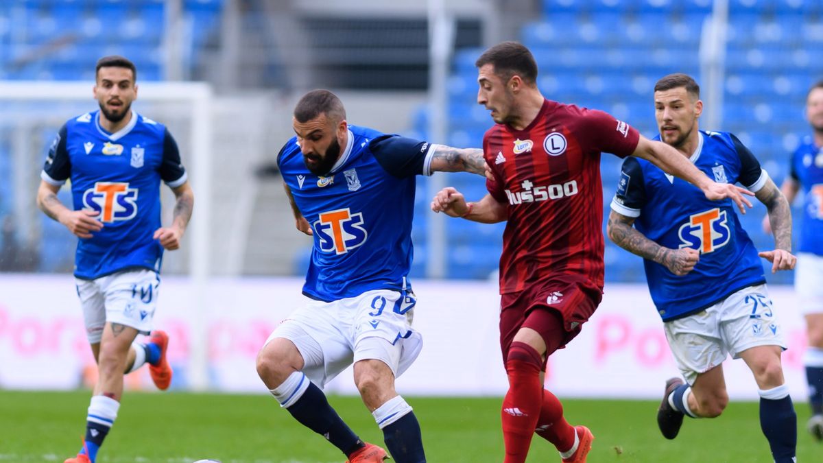 PAP / Jakub Kaczmarczyk / Na zdjęciu: piłkarz Lecha Poznań Mikael Ishak (C-L) i Josip Juranovic (C-P) z Legii Warszawa