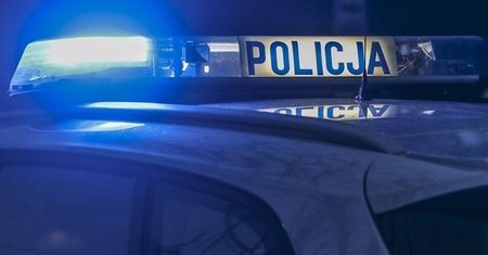Koszalin: Motocyklista uderzył w szlaban i samochód. Twierdził, że oślepiło go słońce