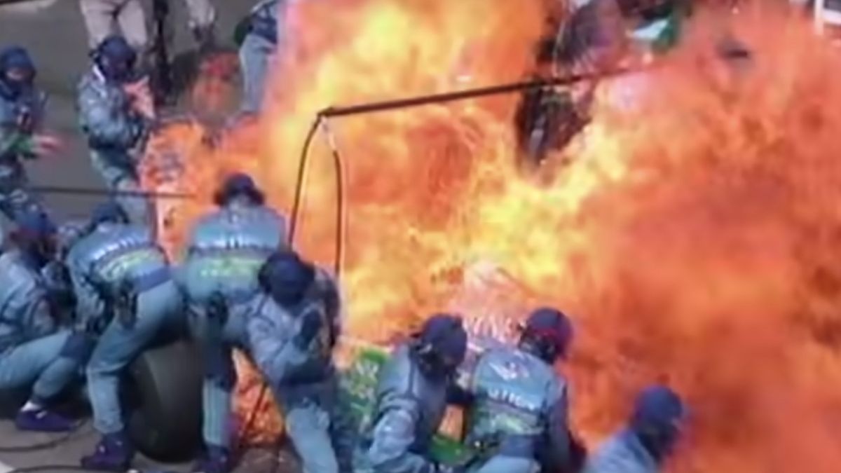moment pożaru w garażu Benettona