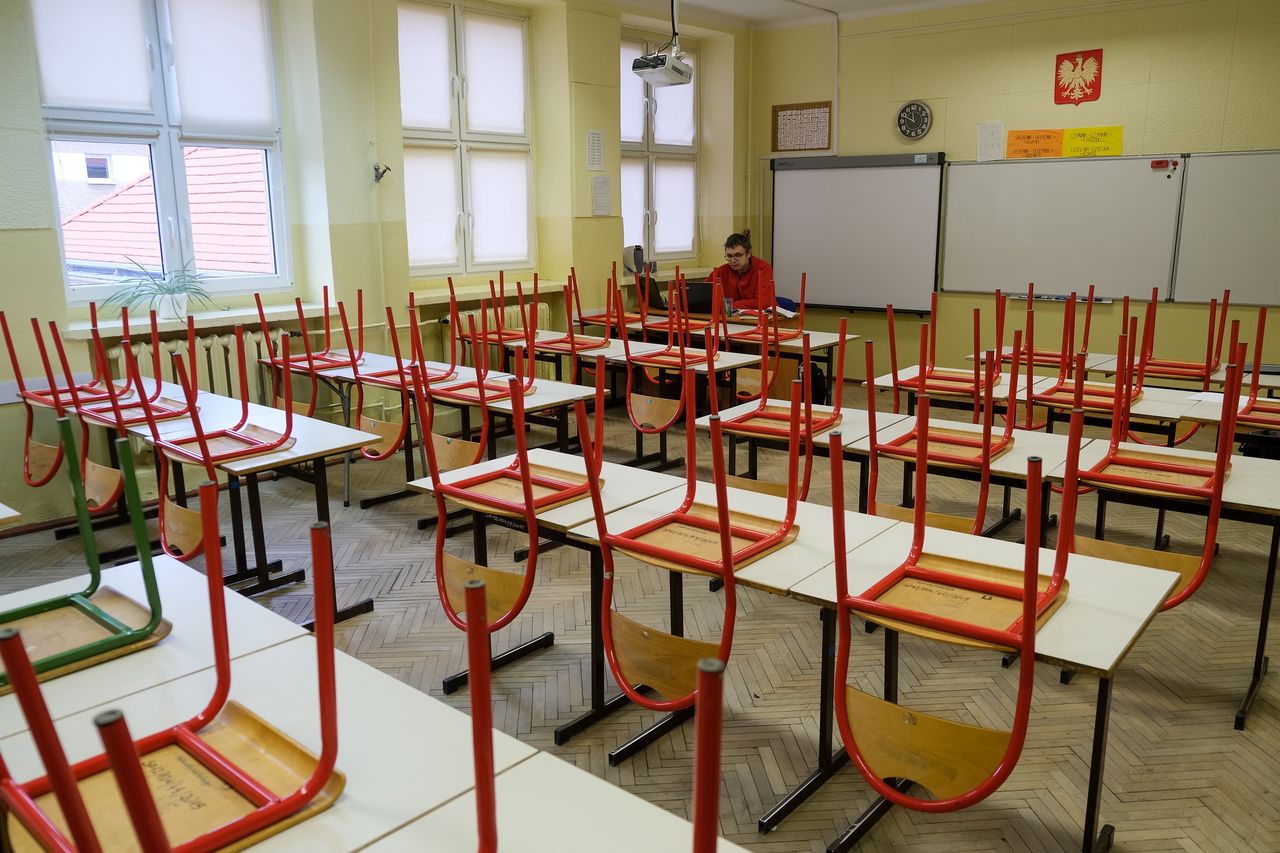 Warszawa. Śmiertelne żniwo koronawirusa w oświacie. Nie żyje nauczycielka i wicedyrektorka szkoły