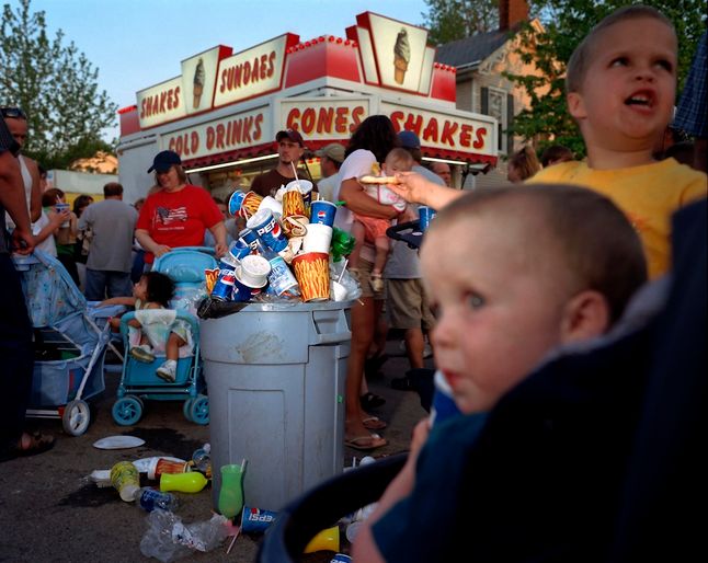 Opakowania po jedzeniu przepełniają kosz na śmieci na ulicznym festiwalu w Ohio, 2005