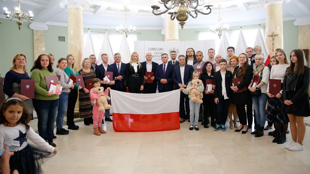 Wojewoda Lech Sprawka wręczył dziś (7 października) dokumenty potwierdzające nadanie obywatelstwa polskiego obcokrajowcom