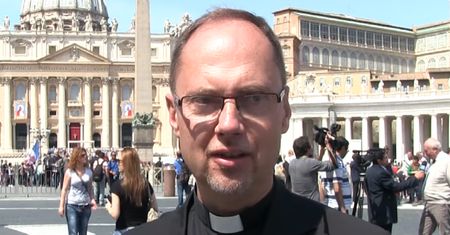 Postulował, by Jan Paweł II został świętym. Tak zareagował na zarzuty