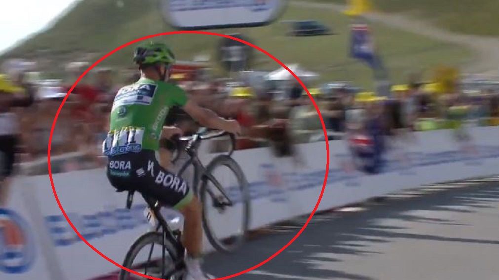 Na zdjęciu Peter Sagan, który na jednym kole wjeżdża na metę 14 etapu Tour de France