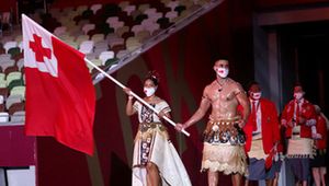 Chorąży Tonga z naoliwioną klatką piersiową. Egzotyka na ceremonii otwarcia igrzysk w Tokio! (galeria)