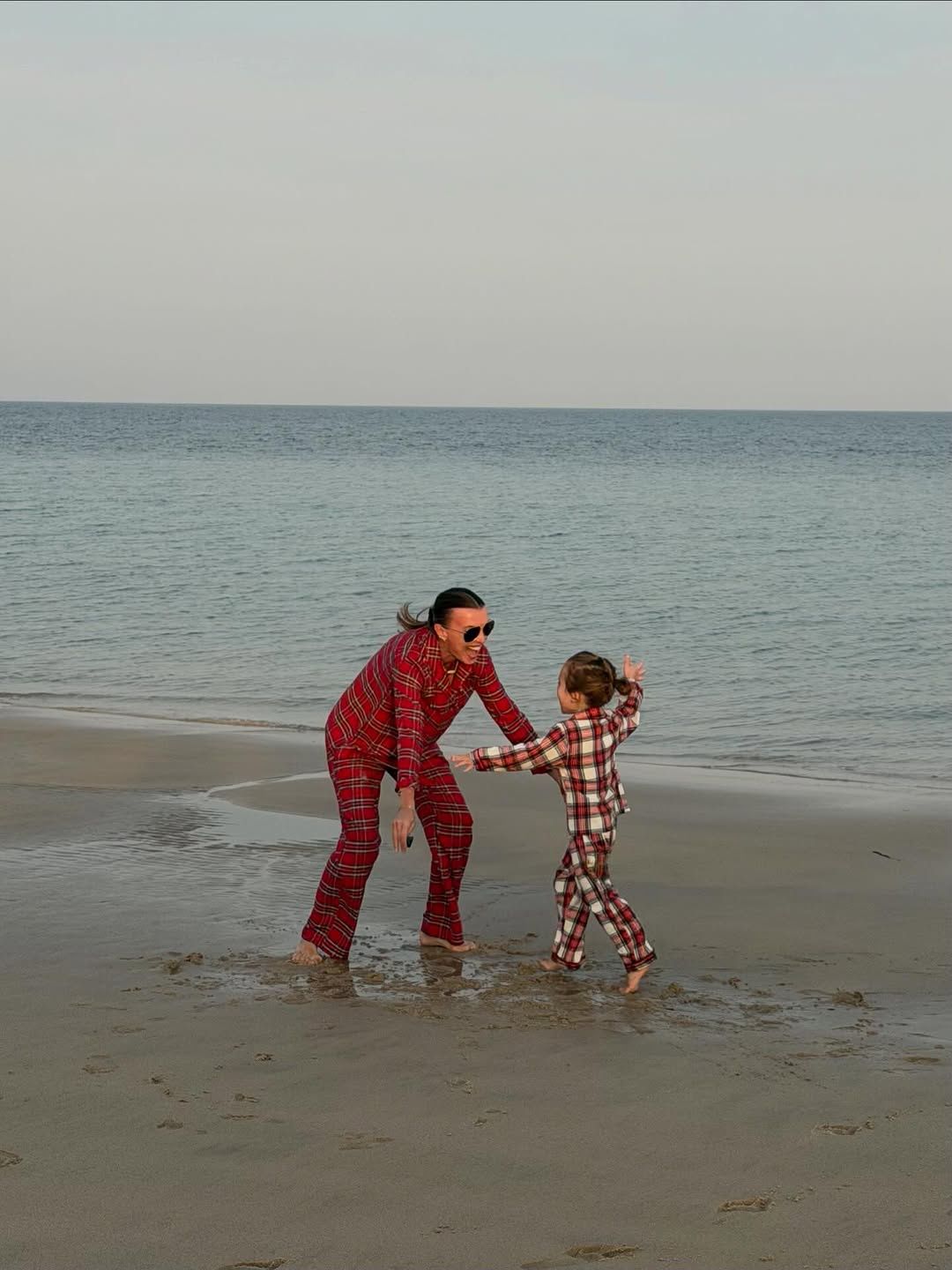 Katarzyna Sokołowska na plaży z synem