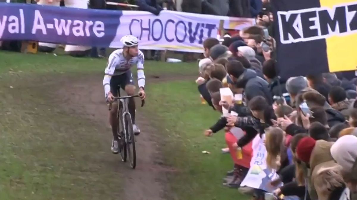 Twitter / twitter.com/Eurosport_ES / Na zdjęciu: Van der Poel 