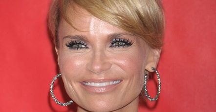 "Żona idealna": twarz Kristin Chenoweth przechodzi powolną metamorfozę