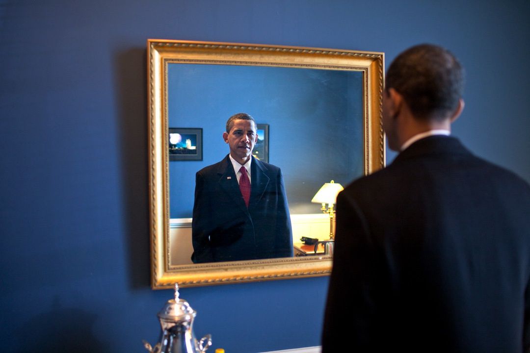Prezydent-elekt Barack Obama za kulisami Kapitolu przed wyjściem, by złożyć przysięgę, 20 stycznia 2009 r.