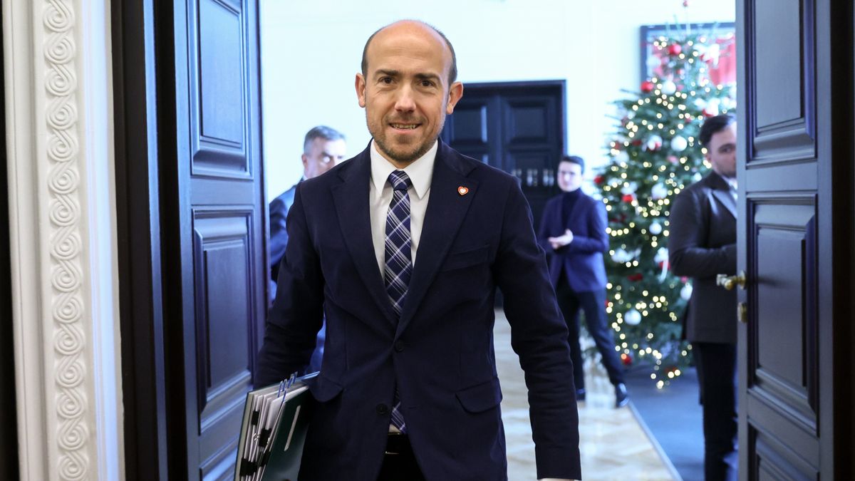 Warszawa, 27.12.2023. Minister aktywów państwowych Borys Budka przed rozpoczęciem posiedzenia rządu, 27 bm. w siedzibie Kancelarii Prezesa Rady Ministrów w Warszawie. (amb) PAP/Leszek Szymański