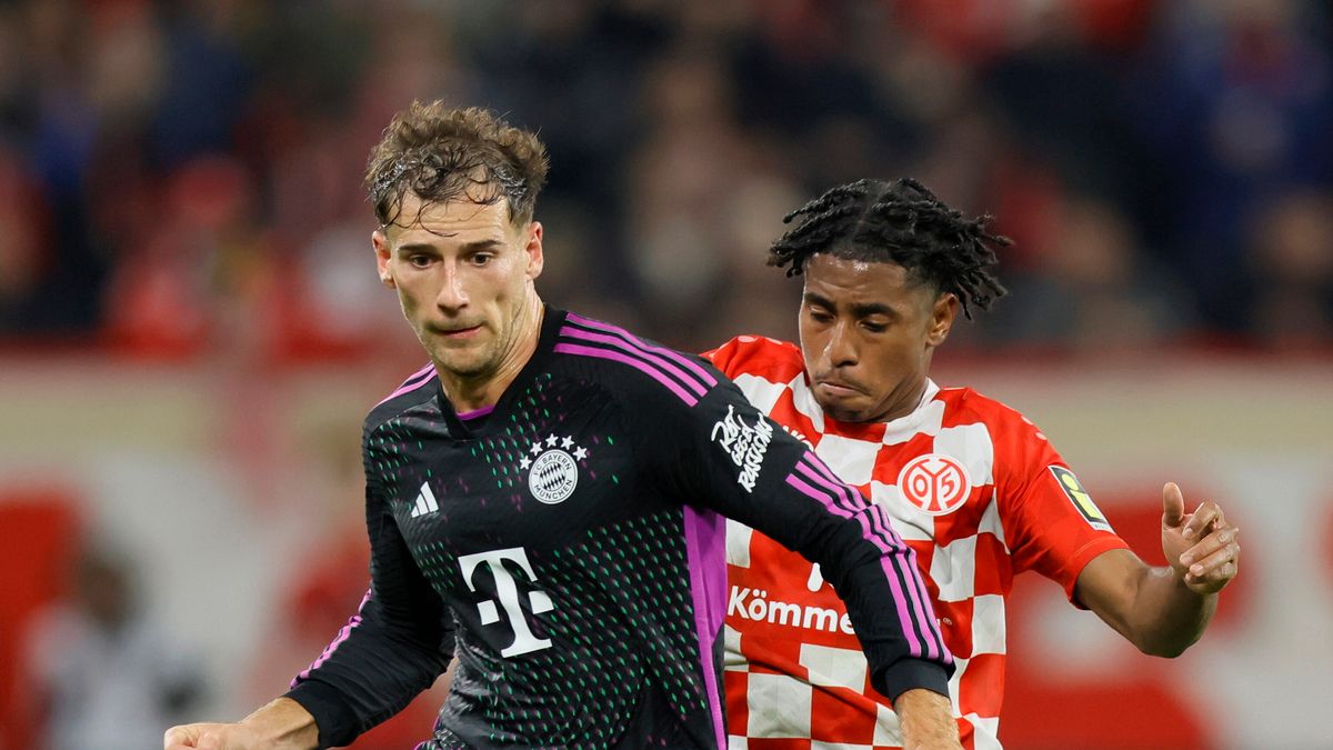 Leon Goretzka (Bayern) walczy z rywalem