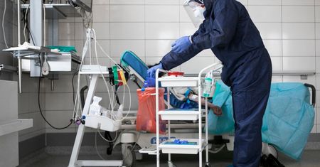 Lekarz z Krakowa odwołał swój ślub. Po tym, co widzi na co dzień