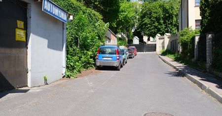 W tym miejscu kierowcy już niedługo nie zaparkują. Miasto uszczelnia strefę parkowania