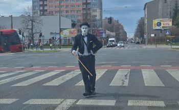 Łódź: Charlie Chaplin, który odgrywał pantomimę, za kratami