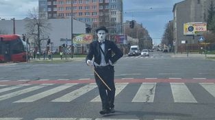 Łódź: Charlie Chaplin, który odgrywał pantomimę, za kratami