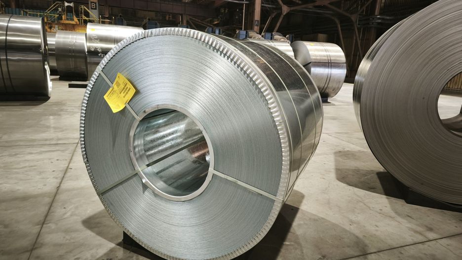 Bank podkreśla, że w przypadku sektora metali, stal miedź i aluminium objęte są 50-proc. taryfami, a nie 15-proc. stawką podstawową.