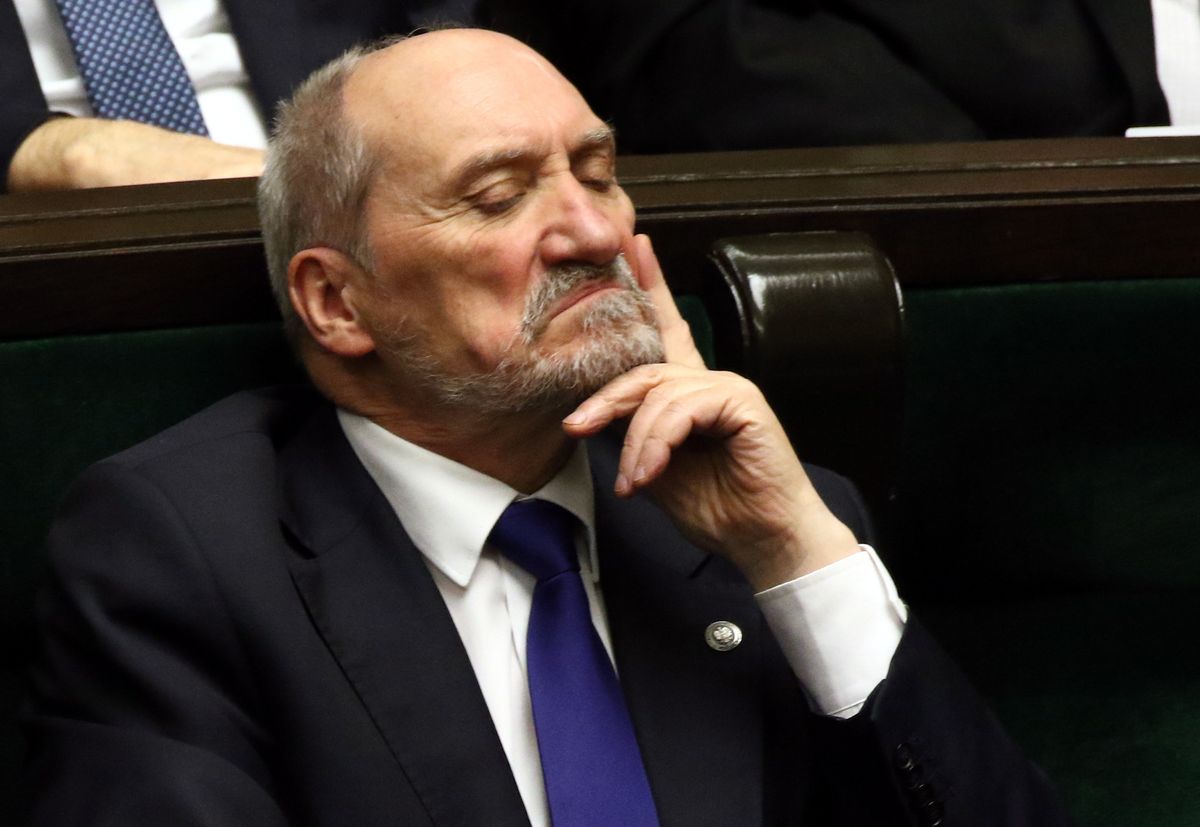 Macierewicz kapituluje. 10 kwietnia nie będzie nawet "raportu technicznego"