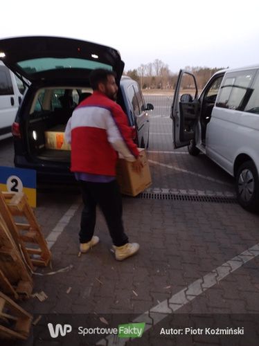 Ruben Garcia przez kilkanaście minut przenosił dary z samochodów do hali