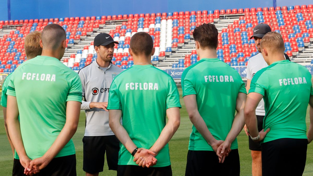 piłkarze i trener Flory Tallinn
