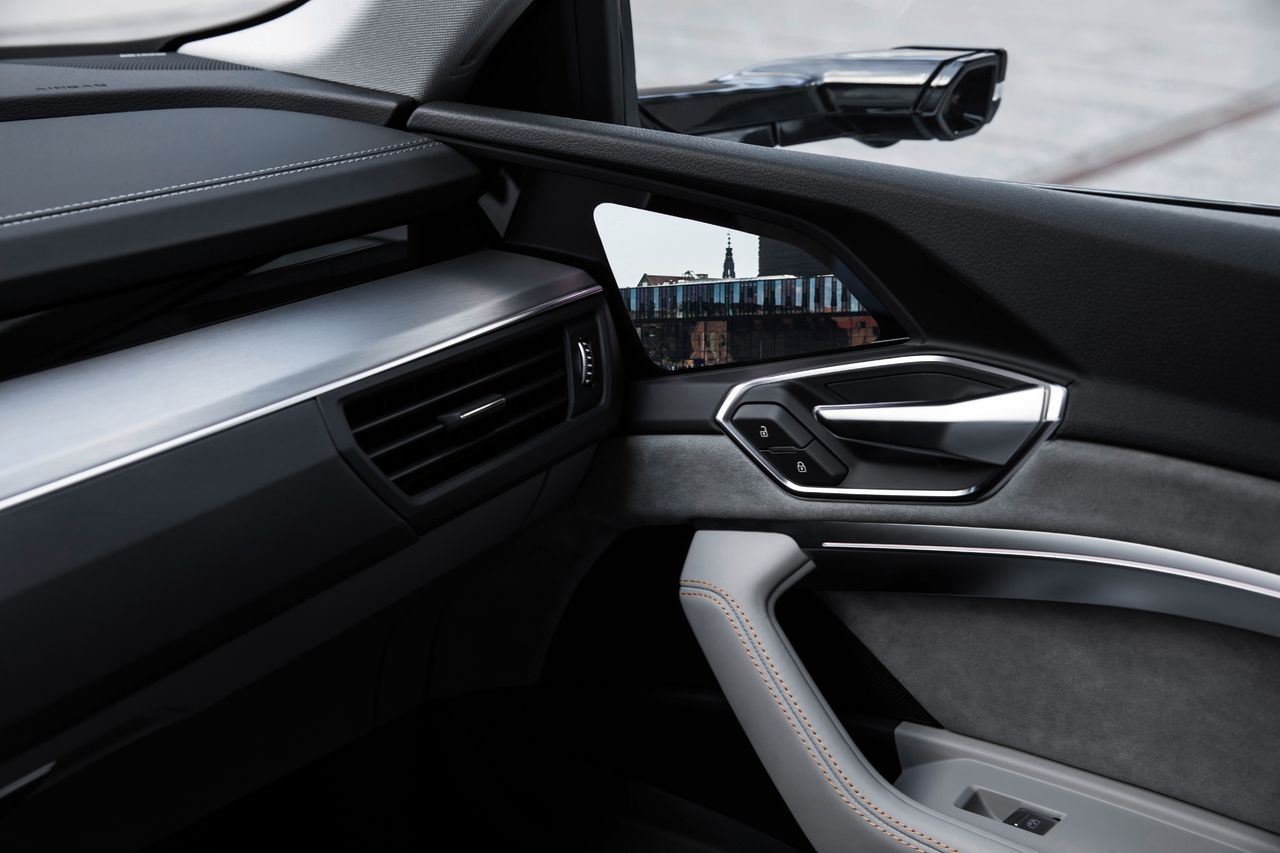 Kamera może opcjonalnie zastąpić lusterka w Audi e-tronie.