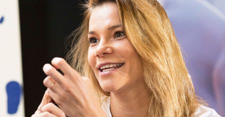 Maja Bohosiewicz wije się w bieliźnie i z kieliszkiem w dłoni... (ZDJĘCIA)