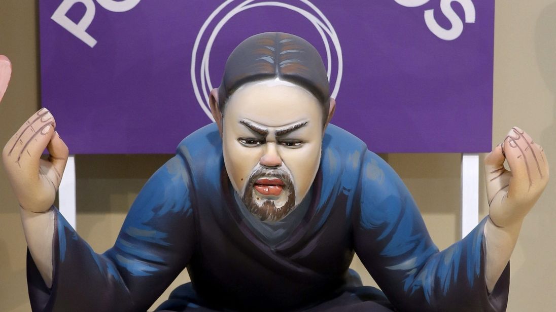 Satyryczna figurka przedstawiający lidera partii Podemos.