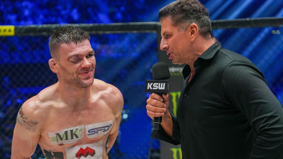 Materiały prasowe / KSW / Na zdjęciu: Łukasz Charzewski podczas wywiadu z Mateuszem Borkiem