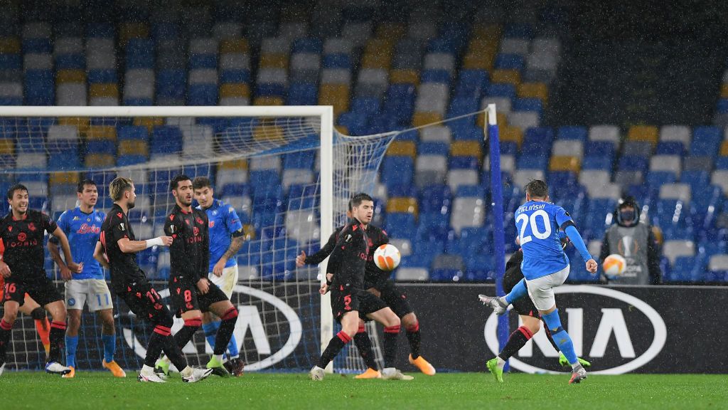 Piotr Zieliński strzelający bramkę w meczu Napoli - Real Sociedad