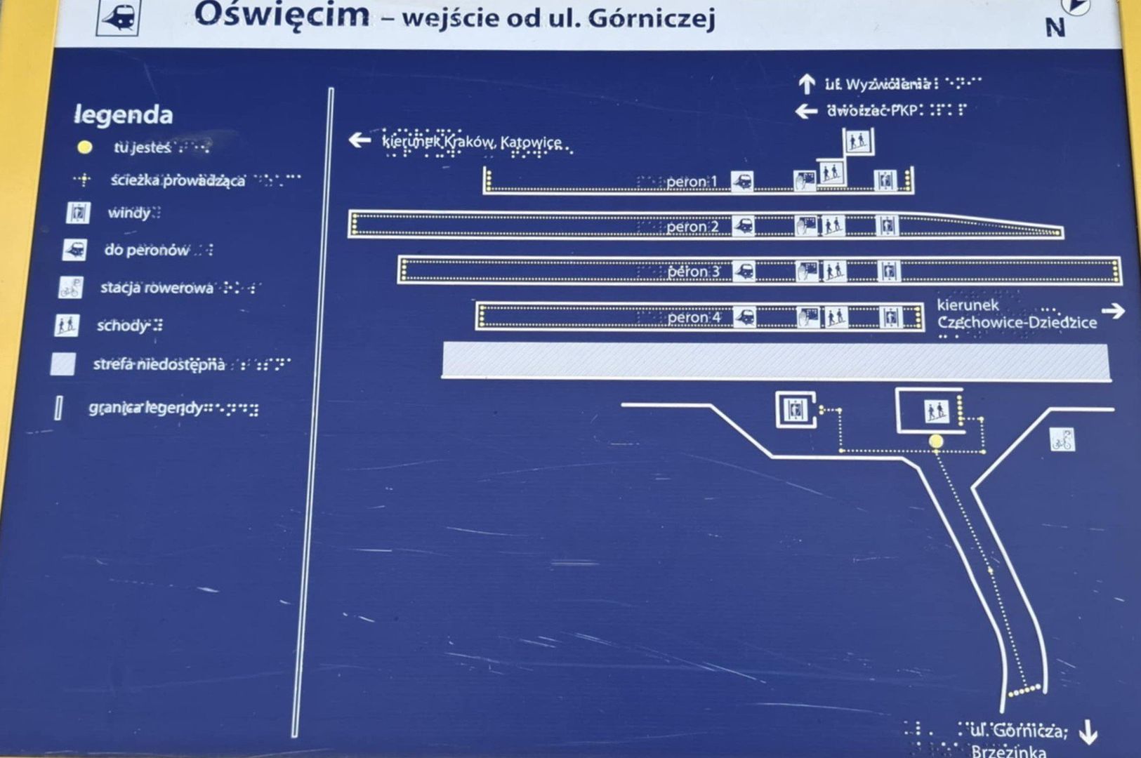 Plan dworca przy wejściu do przejścia podziemnego od strony Brzezinki.