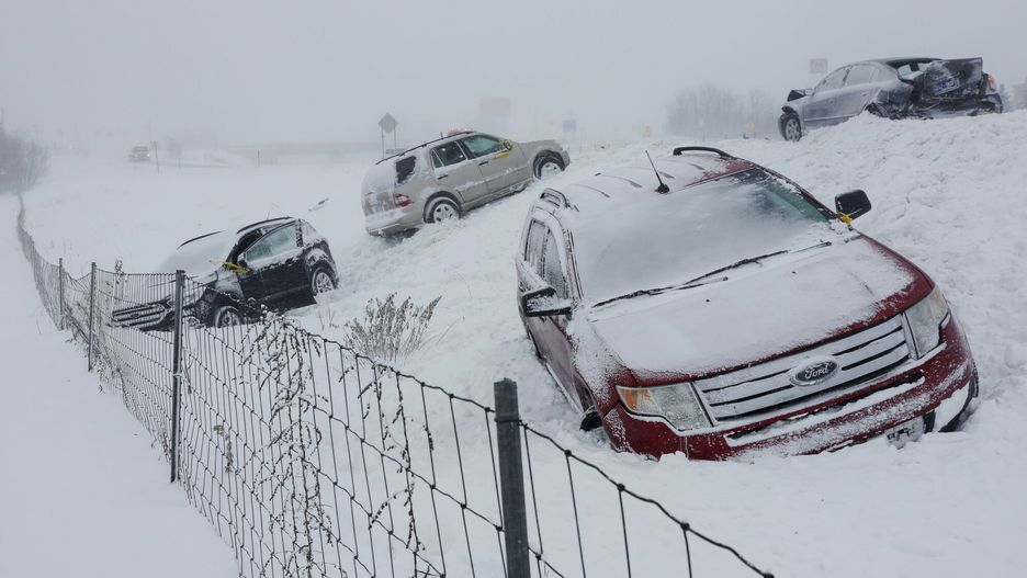 ?nie?yce parali?uj? Kanad? i USA
Vehicles sit along U.S. 131 north  by 84th Street on Friday, Dec. 23, 2022 in Byron Center, Mich.  A blizzard warning is in effect for Kent County and the surrounding region. Winter weather is blanketing the U.S. as a massive storm sent temperatures crashing and created whiteout conditions. (Neil Blake/The Grand Rapids Press via AP)
Neil Blake