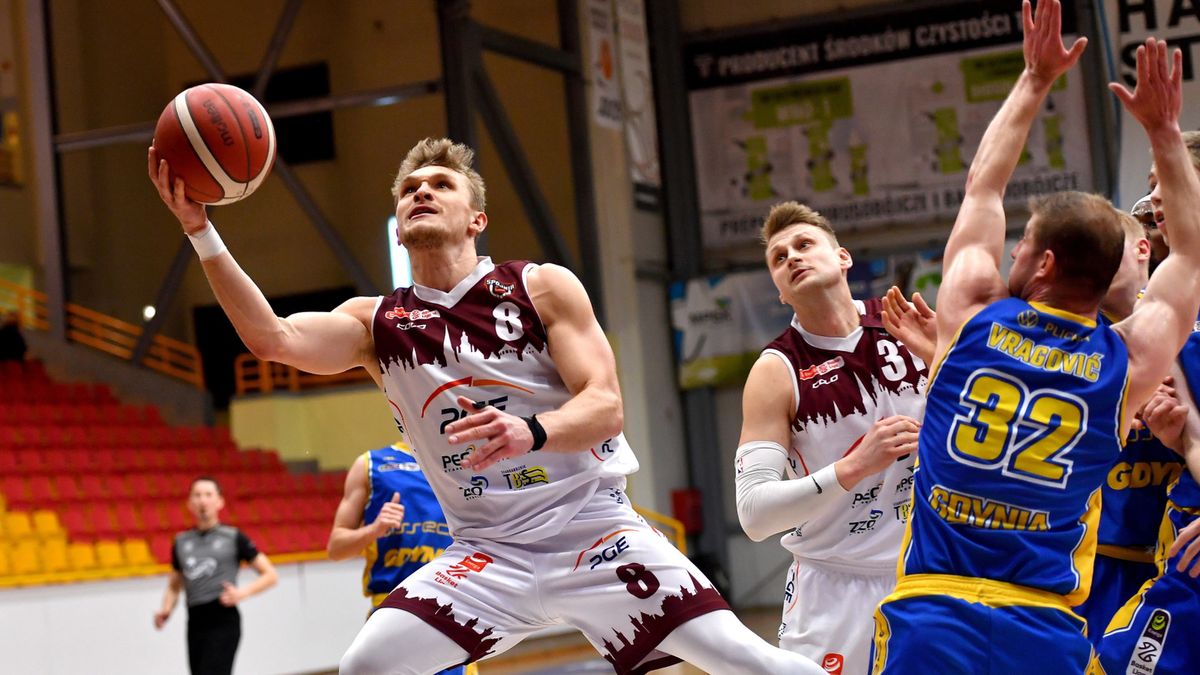 PAP / Marcin Bielecki / Na zdjęciu: koszykarze PGE Spójni Stargard Filip Matczak (z lewej) i Mateusz Kostrzewski (w środku) oraz Karol Vragovic (z prawej) z Asseco Arki Gdynia 