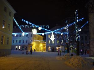 Raekoja Plats (czyli Plac Ratusza) z założonym oświetleniem zimowym. Nieco dalej w prawo znajduje się gigantyczna choinka (znacznie większa od tej na Starym Mieście w Warszawie), w dodatku naturalna.