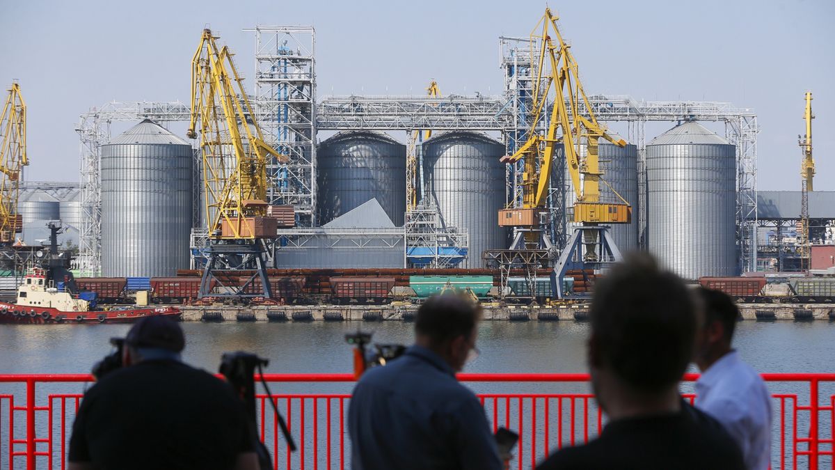Port w Odessie - jeden z kluczowych dla gospodarki Ukrainy. Od niedawna znów mogą stąd wypływać statki z ukraińskim zbożem, przeznaczonym na eksport