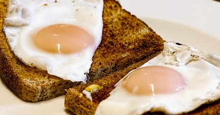 Dietetyczka obala mity: jajka nie są źródłem cholesterolu. "Rozgrzeszam też majonez!"