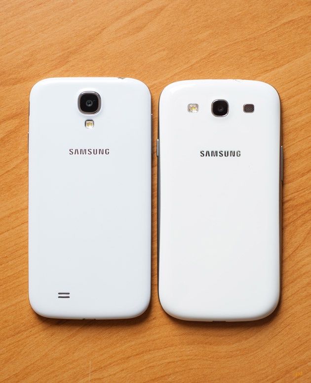Samsung Galaxy S 4 porównanie tyłu z Samsung Galaxy S 3