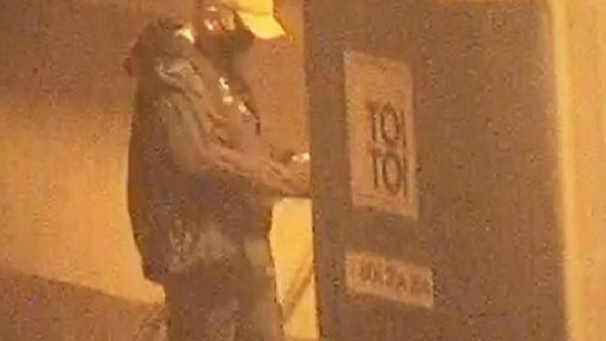 Mężczyzna podpalający punkt szczepień