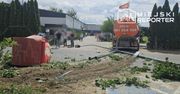 Warszawa: Wjechał szambiarką w drzewa, latarnię, kontener i bramę. Był pod wpływem narkotyków
