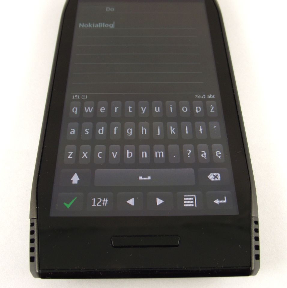 Nokia X7 - klawiatura QWERTY w pionie