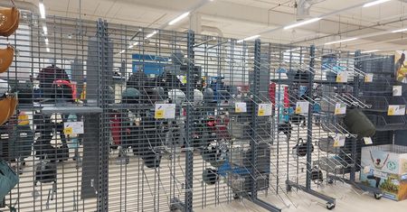 Ludzie wykupują koce i śpiwory dla Ukraińców. Puste półki w Decathlonie, sieć ściąga towary z zagranicy