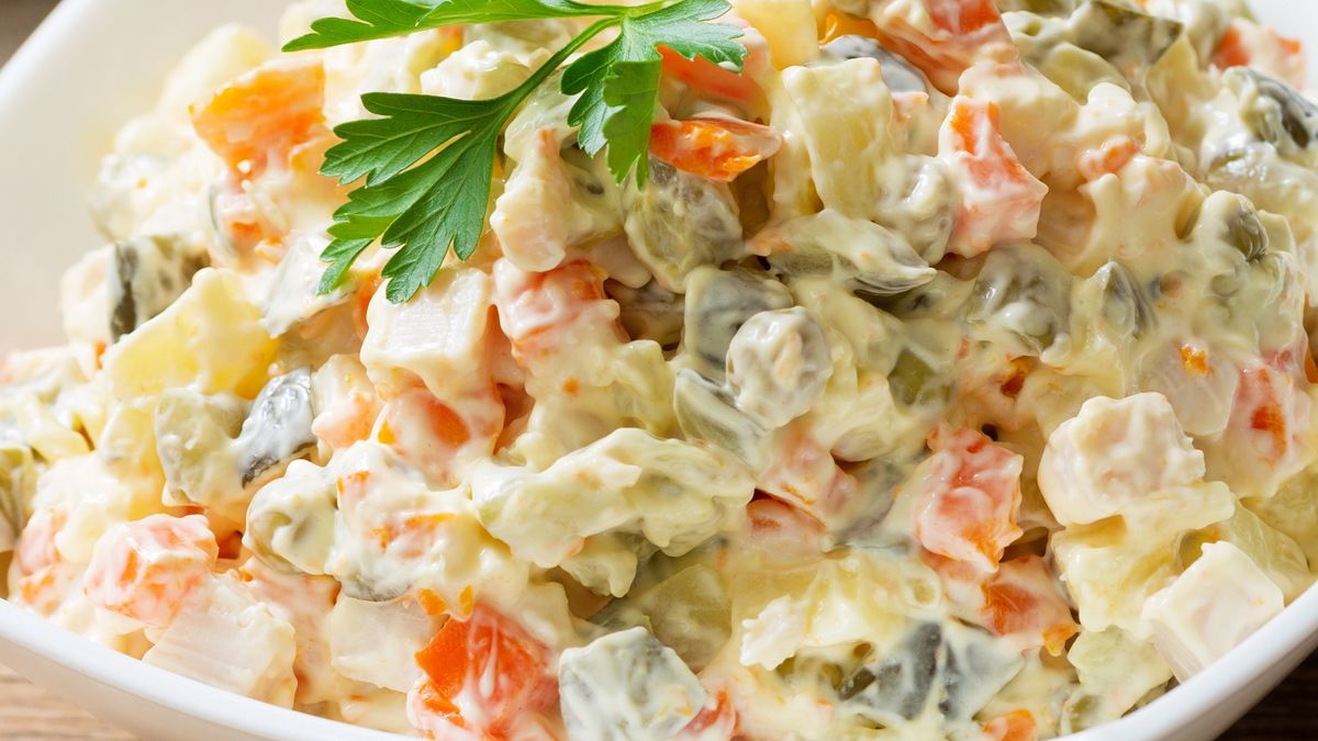 Zaczyna się sezon na sałatkę jarzynową. 