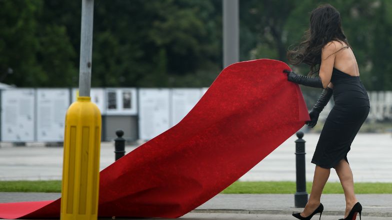 Sylwia Bomba rozłożyła sobie czerwony dywan i zaliczyła wpadkę!