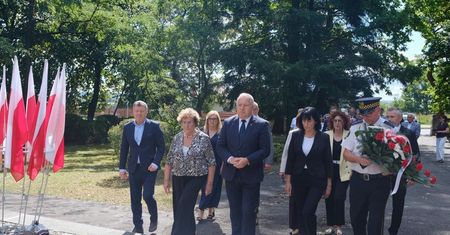 Ostrowiec uczcił 87. rocznicę wybuchu II wojny światowej. Złożono wieńce i zapalono znicze