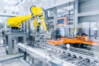 Braki w salonach samochodowych i sklepach z elektroniką. Kryzys uderza w obie branże