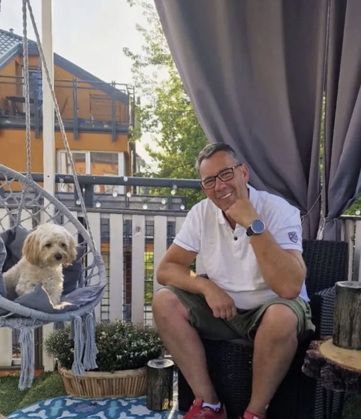 "Darek Stolarz" z psem na balkonie