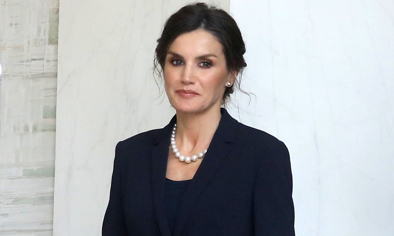 Królowa Letizia zadała szyku. Wybrała elegancką i modną spódnicę oraz dodatki