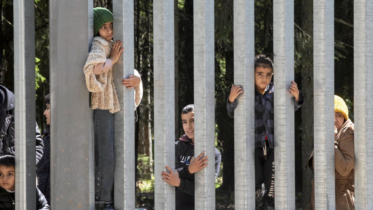 Kwestia polityki migracyjnej jest problemem palącym, ale nie została podjęta w umowie koalicyjnej. Na zdjęciu zapora na granicy z Białorusią, która uniemożliwia migrantom dostanie się do Polski